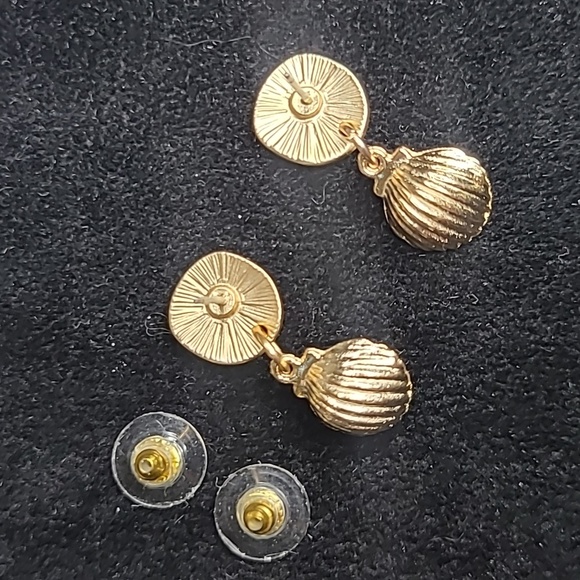 Earrings Shell Pearl Gold Tone Lightweight Studs Mermaidcore Jewelry Gift Pretty - Picture 4 of 5